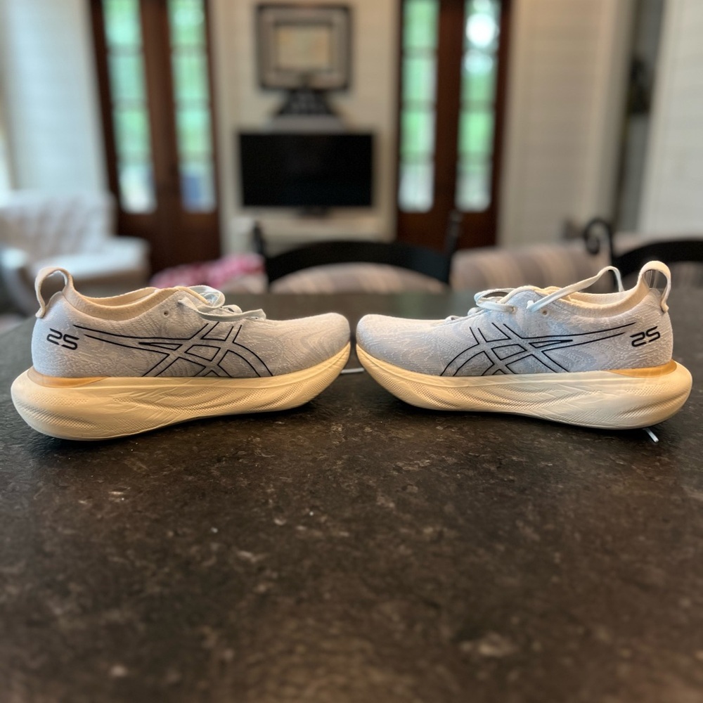 ASICS Gel Nimbus 25 in Nagino. Women’s size 8. Super soft foam.